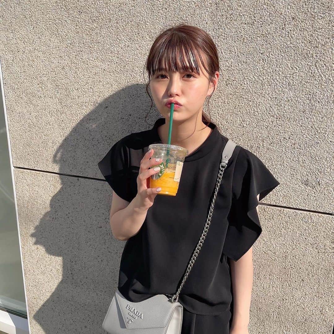 井口綾子さんのインスタグラム写真 - (井口綾子Instagram)「スタバはラテが1番よく飲むけど、暑い日はマンゴーパッションティーフラペチーノが飲みたくなる🥭  秋と夏が交互にきてるみたいで何着ていいのか悩むー！！！  なんかさっきの投稿、写真選択したのに真っ黒の写真になっちゃってた、、、教えてくれてありがとうございました😭」9月23日 21時23分 - ayako_inokuchi
