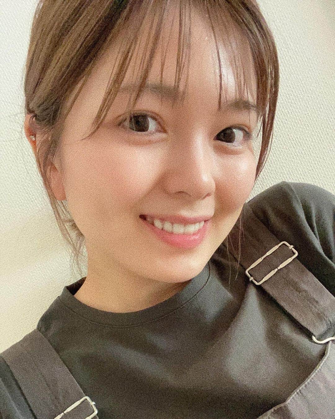 瀬戸サオリのインスタグラム：「今日もあっという間に夜🌙🥱 . 久々に今日撮った写真を…📸笑 メイクのこと沢山聞かれますが 日焼け止めと眉毛のみメイクで 時短の日々です😮‍💨  手抜きしまくりです😵‍💫 . その分パック朝からしたり スキンケア丁寧にしたり 心がけてるつもり… な毎日です☺️🔍笑 . 明日も頑張りましょう☁️ ＿＿＿＿＿＿＿＿＿＿＿＿＿＿＿ #今日のメイク  #眉毛と日焼け止めだけ  #時短メイク  #🌙🌙🌙」
