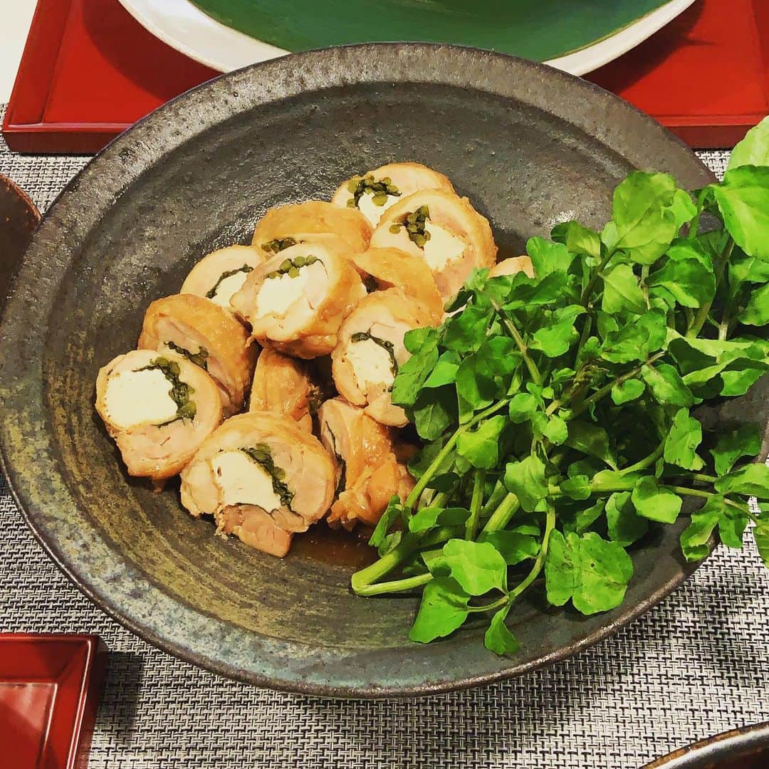 志摩有子さんのインスタグラム写真 - (志摩有子Instagram)「秋晴れのなか、まきちゃん先生　@makichanshokudo の新米に合う和食のレッスン。彩り鮮やかな吹き寄せサラダに牡蠣と長芋の春巻き、鶏モモロールに改めて習うだし巻き卵。お弁当生活を卒業して卵焼きを焼く機会もガクンと少なくなっていたけど、上手に焼けたお出汁が効いたほんのり甘いだし巻き卵は本当に美味しい。久しぶりに卵焼きを復活したくなった。デザートは白玉ぜんざい。レッスン後はアイドルベリーくん登場で癒されまくり。  #料理教室 #ベジベジベシ #菜菜菜的おうちごはんレッスン  #菜菜菜的おうちごはん」9月23日 21時37分 - ariko418