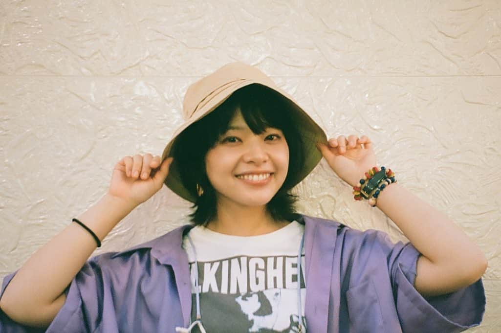 岸井ゆきののインスタグラム：「#家族募集します　 🌈 @kazokuboshuushimasu_tbs  最終回を目前にしてフィルムが溜まっていて2本現像できてないです🥲🥲🥲🥲🥲🥲 ので久しぶりに合間の、日々の、写真。 でもこれからまだ　#家族募集します　のみんなの写真に色が付いて生まれてくるんだと思ったら、嬉しくて、もうすこしねかせたい気も。。それはうそか〜ほんとは今すぐ現像したい。  さいきん自分の目尻にシュンっとアイラインが引いてないと物足りないくらい、横瀬めいく役のお化粧は自分にフィットして、あれを引くとすんっとドラマの世界に入れる、グッドアイテムでした。 実は、衣装合わせのときに、Reiちゃん（ @guita_rei ）みたいなアイラインが引きたいと言って決めたものです🍋 毎話カラーを変えてるのもメイク部と相談して決めてます🌈まめまめ知識でした。 れいちゃんいつもありがとう🍋  最後の写真は、急に追加になったセリフをまちがえてしまい、ごまかしはずかしぶりぶり瞬間激写されました👴🏻  ほんとうに明日最終回なんでしょうか？ 最終回です！！わたしも実感がないですが。 みんなんちで、どんな決断をするのか、どんな未来がまってるのか、ぜひ最後まで見届けてください🌈🌈🌈🏠 今も、またね、の延長線上をあるいているきぶん また交差する日がありますように またあした　よる10時に🌈✨」