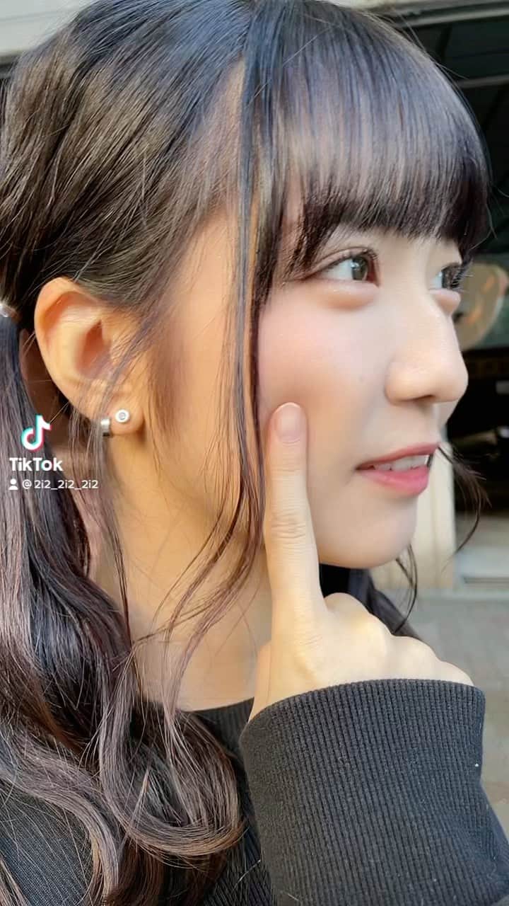 天羽希純のインスタグラム：「ぷにぷにされてるなーって思ったら最後容赦なかった😂  #ツインテール #パーカー女子 #TikTok #ぷにぷに」