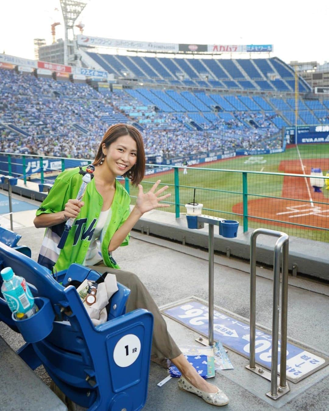 坂元美香さんのインスタグラム写真 - (坂元美香Instagram)「すわほー！  今日良かったことを3つ。  ①2年ぶりにハマスタ行けた ②やっぱりハマスタの雰囲気大好き ③ヤクルト勝った  そして、いつもの写真説明。  ①2年ぶりのハマスタからすわほー🙌 ②③④ダチョウ倶楽部の始球式 かと思ったら森くん打っちゃった🤣 オスナのふりが最高🤣🤣 ⑤村上くんヒット ⑥横浜来たら崎陽軒のシュウマイ ⑦ハマスタ来たらみかん氷 ⑧⑨久しぶりのベイスターズ応援聞けて すごい楽しかった。 ソトでノリノリになってる自分がいた。 個人的に横浜、広島、阪神の応援が好きなのです🎵😌 ⑩哲人さんほーむらん！  コロナ前は一人であちこちの球場回ってたけど そんなことも簡単に出来ない世の中になってしまい 久しぶりのハマスタです！ 神宮球場以外は2年ぶりです✨😭 本当楽しかった！！ 牧くんすごい頑張ってるよね。 新人王かもな✨  2021観戦 21戦目 #坂元野球観戦記録 観戦試合10勝9敗2分  #ヤクルトスワローズ #ヤクルト戦  #横浜戦 #ベイスターズ戦 #DeNA戦 #DeNAベイスターズ #ハマスタ #プロ野球 #野球の楽しみ方は人それぞれ #写真を撮る時だけマスク外してます」9月23日 22時15分 - mika_saka