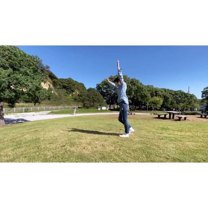 千北英倫子のインスタグラム：「. 🤸‍♀️🤸‍♀️🤸‍♀️ 澄みわたる秋空のもと 久しぶりに側転やってみた . 最後はロンダートからの しりもち着地 身体が重い〜 昔はバク転的なことまでできてたけど とても無理〜🥲 . . 足曲がってる 手開きすぎ ボーイズと練習してみようかな🤔 . . #芝生でまわる親子」