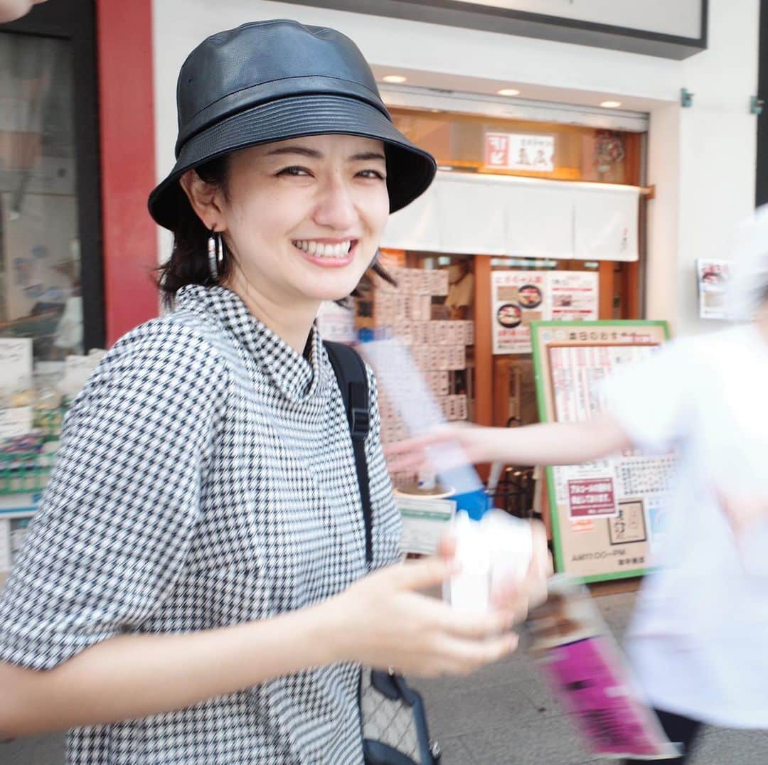 倉田茉美のインスタグラム：「幼馴染と浅草デート。(友の顔は伏せとくー！) 浅草の「亀十」のどら焼きめちゃうまいね。なめてた。 のち、浅草メンチ片手に、ホッピー。  わたし最近"銭湯"がストレス発散場所で 週一で行くんやけど、 この日もいきなり「銭湯いこう！」と帰り道探して、 南千住の天然温泉「栄湯」ってところに。  ・・・さいこうやった！！！ おすすめ。  週一で行ってる銭湯は出くわすとつらいので 内緒にしときます。笑  さて、〆切のお仕事ラストスパート。 大切な人のおかげで、がんばれるよ  目も歯も腸も、今年は痛い痛い祭りしてますが 努力努力で健康かわいいを目指してる。 全部よくなってきたよ〜  #写真の時だけマスクはずしてるー」