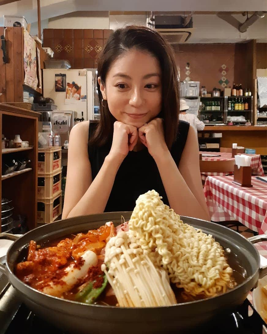 黒坂真美のインスタグラム：「美味しそうやの～😋😋 . 韓国料理は元気のもと！ “プデチゲ” いただきまーーす🧡 . #黒坂真美 #kurosakamami #koreanfood #韓国料理 #プデチゲ #麻布十番 #azabujuban #love #korea #🇰🇷 #🇯🇵  #時差投稿 #元気ですかー？」