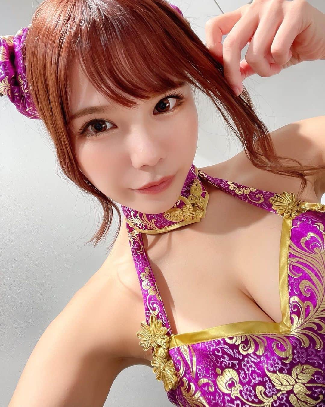 のインスタグラム：「. . 今日は横浜ぴあアリーナMMで #cygames presents #RISE_WS 2021 YOKOHAMA🥊💥 . . DOAトーナメント決勝戦では感動しすぎて静かに涙してました🥲🥲 風音選手本当におめでとうございます！！✨ . . 横浜にちなんで今回のラウンドガールはスペシャル衣装でみんなお揃いのチャイナでした🐼 また集合写真も載せますね😍とってもかわいい . . 昨日カラーした髪色もとってもお気に入りです！ ( @hiroking225 )ありがとう✂️ . . #ラウンドガール#チャイナ#チャイナドレス#お団子ヘア#格闘技#コスプレ#RISE#mishone#roundgirl#chinadress」