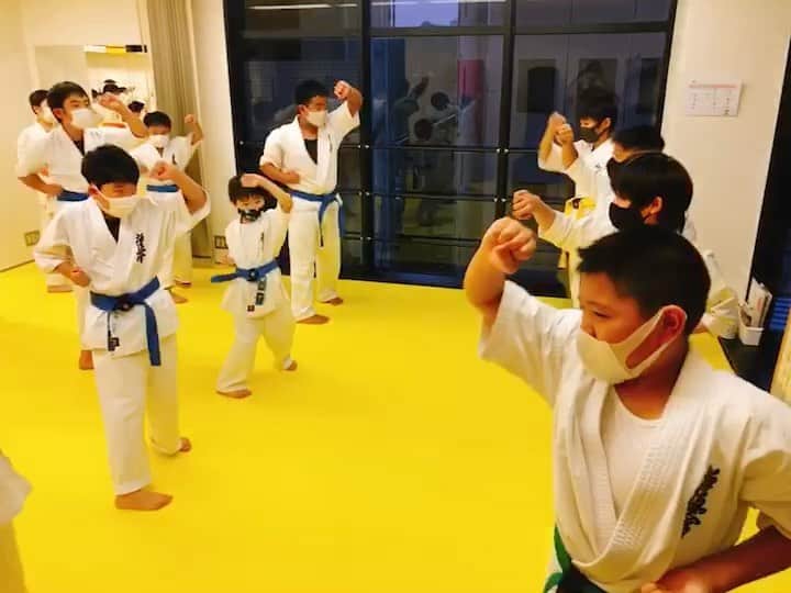 浜井美香のインスタグラム：「【自分に厳しい先生のやさしい指導】  人へ教える時は、自分への厳しさの半分くらいがちょうどいい。  そして、自分への厳しさ以上の 指導を、生徒へ求めることはできない。  それをやってしまうと、先生自らの能力を越えた指導になる。先生自身もツラくなるし、生徒も離れるだろう。  【厳しさのイメージ】 幼児へは30% 小学低学年へは40% 小学高学年へは50% 選手クラスへは70% 全日本選手へは80%  上は、 あくまで私個人のざっくりなイメージです。より自分に厳しい方は、 求める割合が小さくなります。 （自分と生徒への厳しさの乖離がより大きい）  #kyokushin #karate #kyokushinwomen #martialarts #kick #education #japan #blackbelt #training #空手 #空手女子 #極真 #キッズ空手 #インストラクター #中野坂上 #四ツ谷  #笹塚 #幡ヶ谷 #西新宿五丁目 #代々木上原 #代々木八幡カフェ」