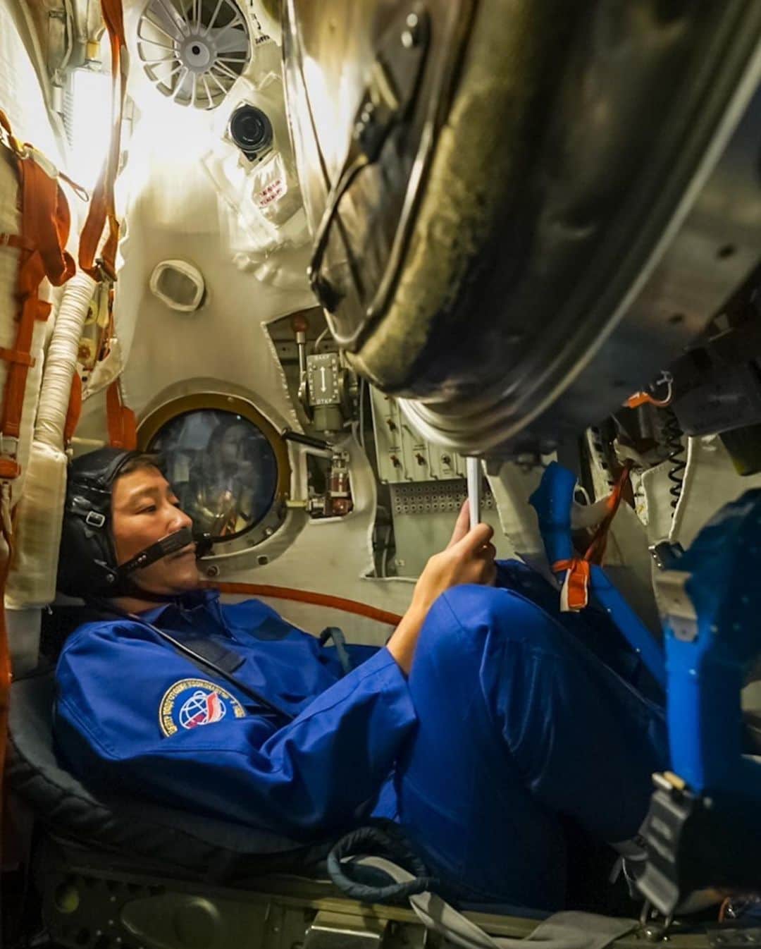 前澤友作さんのインスタグラム写真 - (前澤友作Instagram)「【打ち上げまで76日🚀】ソユーズロケットに乗り込んでから、ISSにドッキングするまでの操作について、シミュレーターで訓練しました。  【76 days until Launch🚀】Trained using a Soyuz simulator to learn the process of pre-launch to docking with the ISS.  #前澤宇宙旅行 #MZJourneytoSpace」9月23日 23時04分 - yusaku2020