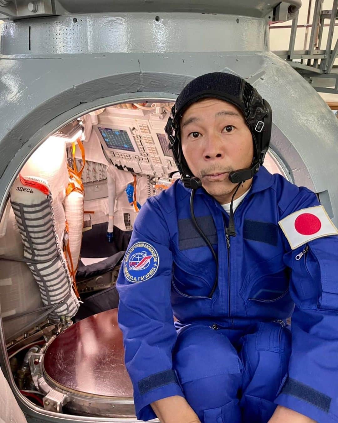 前澤友作さんのインスタグラム写真 - (前澤友作Instagram)「【打ち上げまで76日🚀】ソユーズロケットに乗り込んでから、ISSにドッキングするまでの操作について、シミュレーターで訓練しました。  【76 days until Launch🚀】Trained using a Soyuz simulator to learn the process of pre-launch to docking with the ISS.  #前澤宇宙旅行 #MZJourneytoSpace」9月23日 23時04分 - yusaku2020