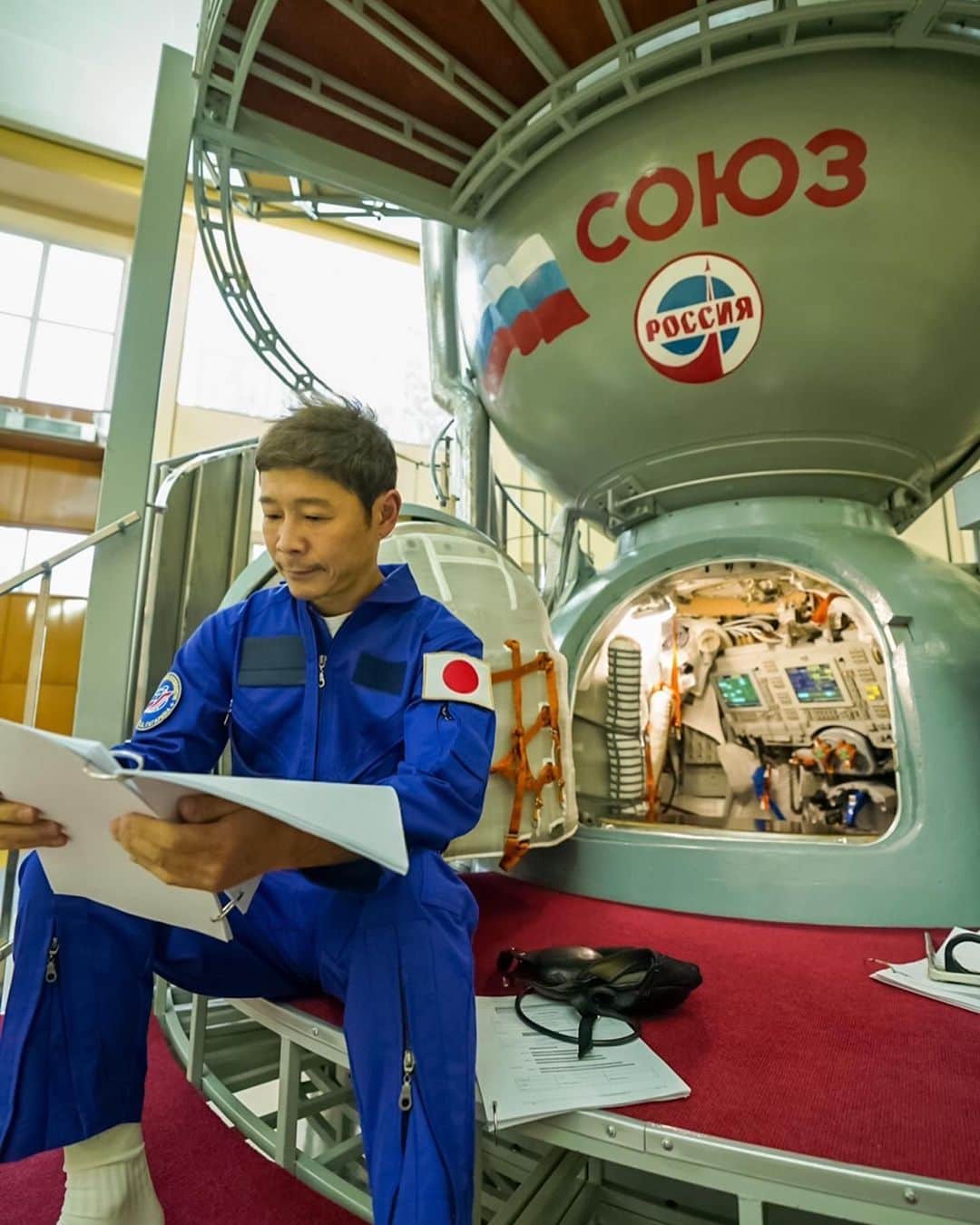 前澤友作さんのインスタグラム写真 - (前澤友作Instagram)「【打ち上げまで76日🚀】ソユーズロケットに乗り込んでから、ISSにドッキングするまでの操作について、シミュレーターで訓練しました。  【76 days until Launch🚀】Trained using a Soyuz simulator to learn the process of pre-launch to docking with the ISS.  #前澤宇宙旅行 #MZJourneytoSpace」9月23日 23時04分 - yusaku2020