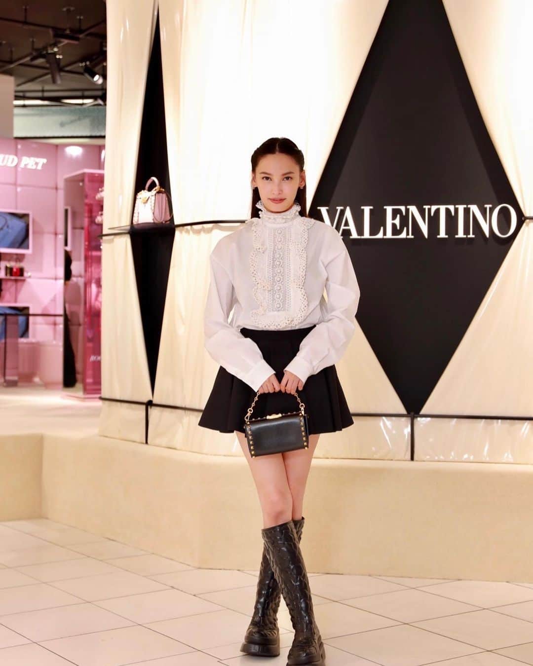 大政絢のインスタグラム：「伊勢丹新宿店で開催中の VALENTINO GARAVANI POPUP STORE に行ってきました🐶 今回は「ヴァレンティノ ガラヴァーニ ロックスタッズ アルコーブ」と、 ペットのイラストをイニシャルとともにパーソナライズできる「ヴァレンティノ ガラヴァーニ ロックスタッズ ペット」が主役✨🐶 動物大好きな私にとっては可愛くてずっとハイテンションでした💕 バッグだけでなく、小物にもイラストを描いてもらえます！ はぁーどれも可愛い。  私も既にオーダーさせていただいていて、届いたらまた載せますね✨  また、こちらのロックスタッズペットの売り上げの10%は、補助犬育成のサポートのために寄付されるそうです 9／28まで開催中🐶✨  #ValentinoActCollection #RockstudPet @maisonvalentino」
