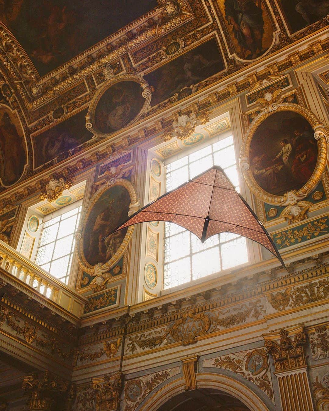 ルイ・ヴィトンさんのインスタグラム写真 - (ルイ・ヴィトンInstagram)「Splendorous distinctions. In the royal rooms and the majestic staircases and fountains of the Château de Fontainebleau, 800 years of history surround the Maison’s objects. Explore #LouisVuitton’s Art of Living collections via link in bio.」9月23日 23時46分 - louisvuitton