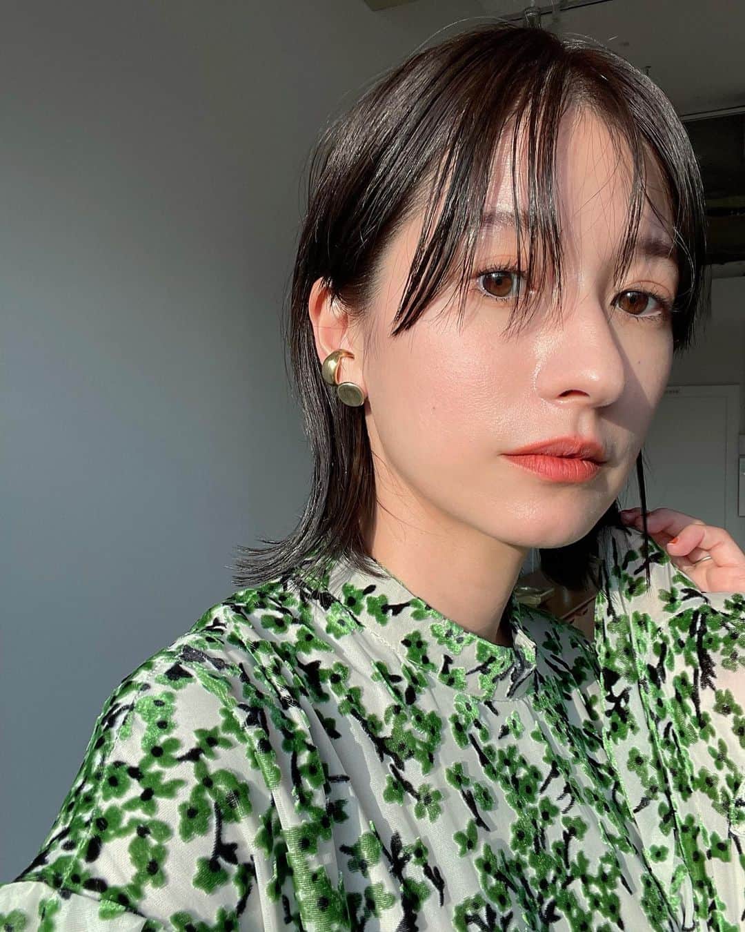 松本恵奈さんのインスタグラム写真 松本恵奈instagram 前髪伸びてきたからオールバッグもできるようになってきました 前髪このくらいをキープするか伸ばしていくか迷うなぁ 皆さん どっちが好きですか 笑 そしてそして 話は変わりますが遂に私が睡眠時間を