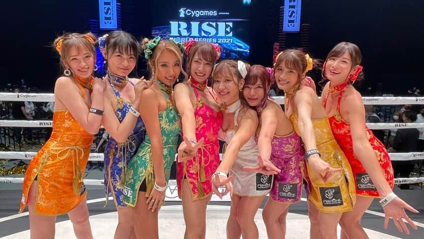 橘花凛さんのインスタグラム写真 - (橘花凛Instagram)「#RISE_WS ラウンドガールスペシャルコスチューム🐼🖤写真だぞ🤳🤳🤳✨ ちーころさんも一緒に🥰 新鮮でかわいい衣装着させてもらって嬉しかったです💕🥰 いつも衣装デザインをしてくださっている @aj73r さん今回も素敵なコスチュームをありがとうございました🙇‍♂️🌸✨ みんなとたくさんの写真もとっても嬉しいな💕  @rise_2003official  #MISHONE」9月24日 0時05分 - rintakahashi0809