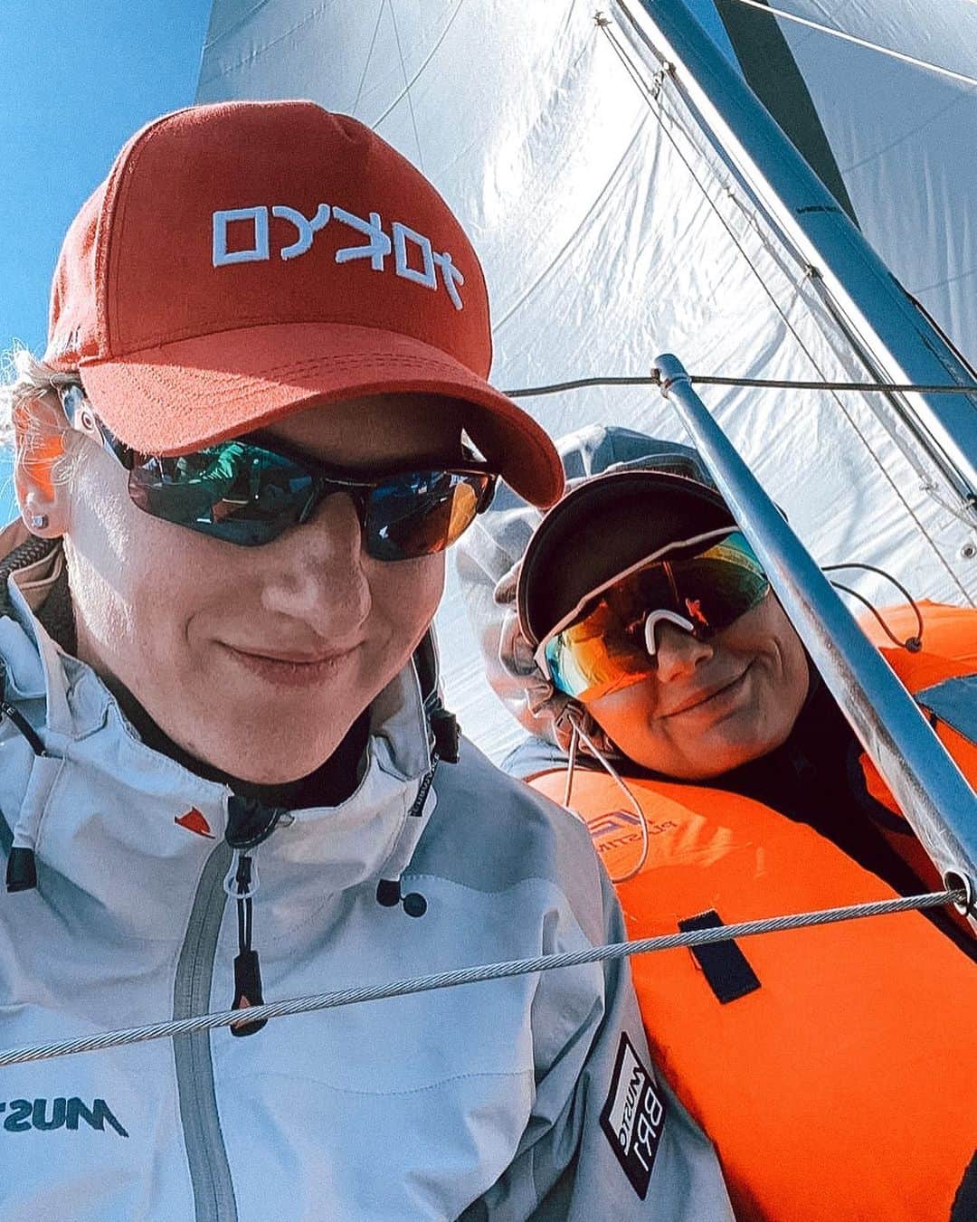 スベトラーナ・ロマシナのインスタグラム：「Яхтсмены в деле! ⛵️  Погода бывает разной. Сегодня был очень сильный и порывистый ветер, мы гонялись в спасательных жилетах. А еще, как мы выяснили, у Саши @sashapatskevich нет никакой морской болезни 👍🏻」