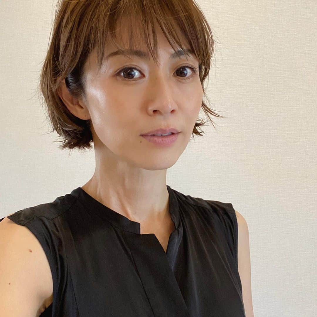 畑野ひろ子のインスタグラム：「昨日、今日と気温が上ってるので、またノースリーブワンピ。 @chaos_tokyo.jp のシフォンワンピを購入した時に、スタッフさんに教えて貰ったセルフクリーニング洗剤が大活躍してます。」