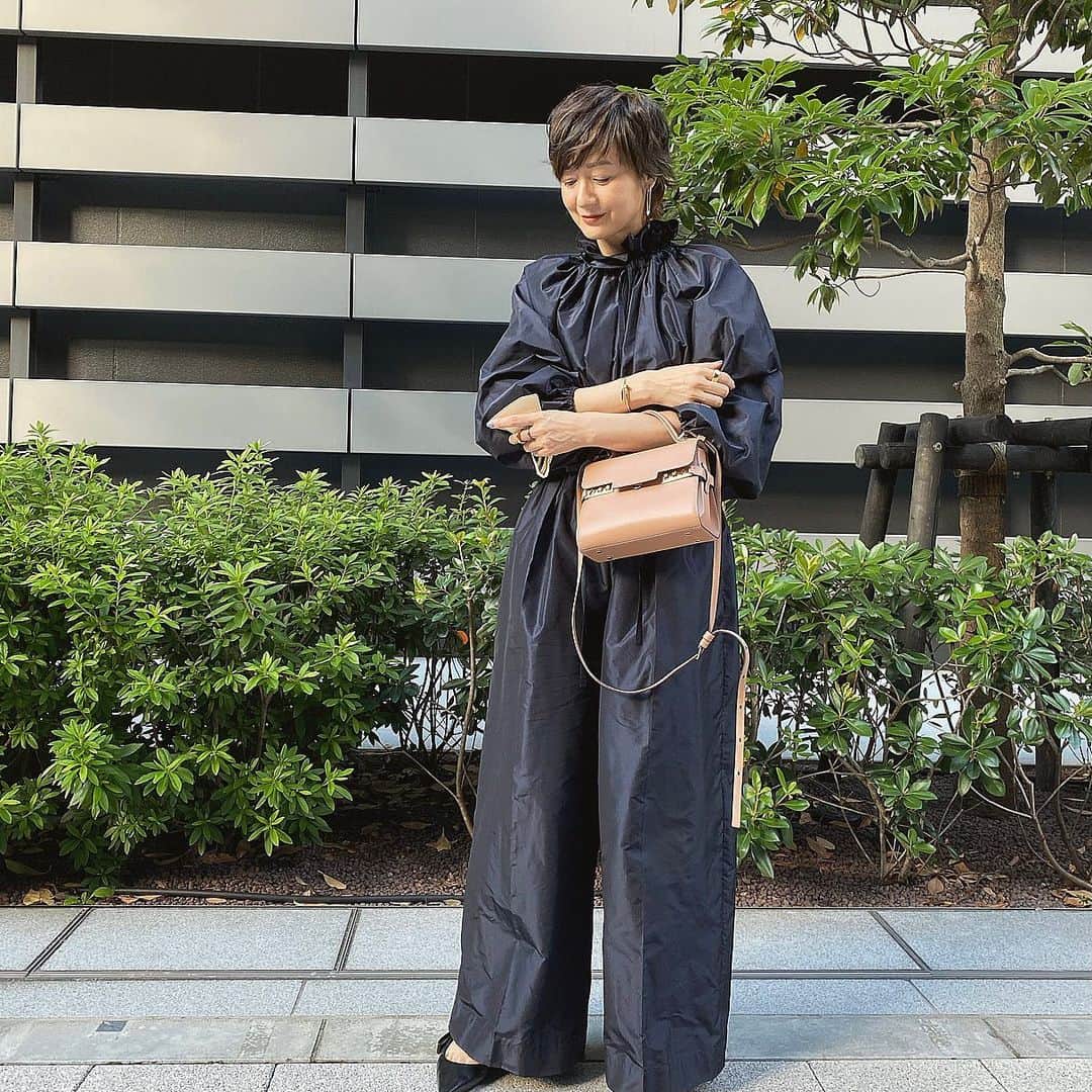 富岡佳子さんのインスタグラム写真 - (富岡佳子Instagram)「ネイビーのオールインワンでした💙 アイテムはタップしてみてくださいね」9月24日 9時53分 - yoshikotomioka