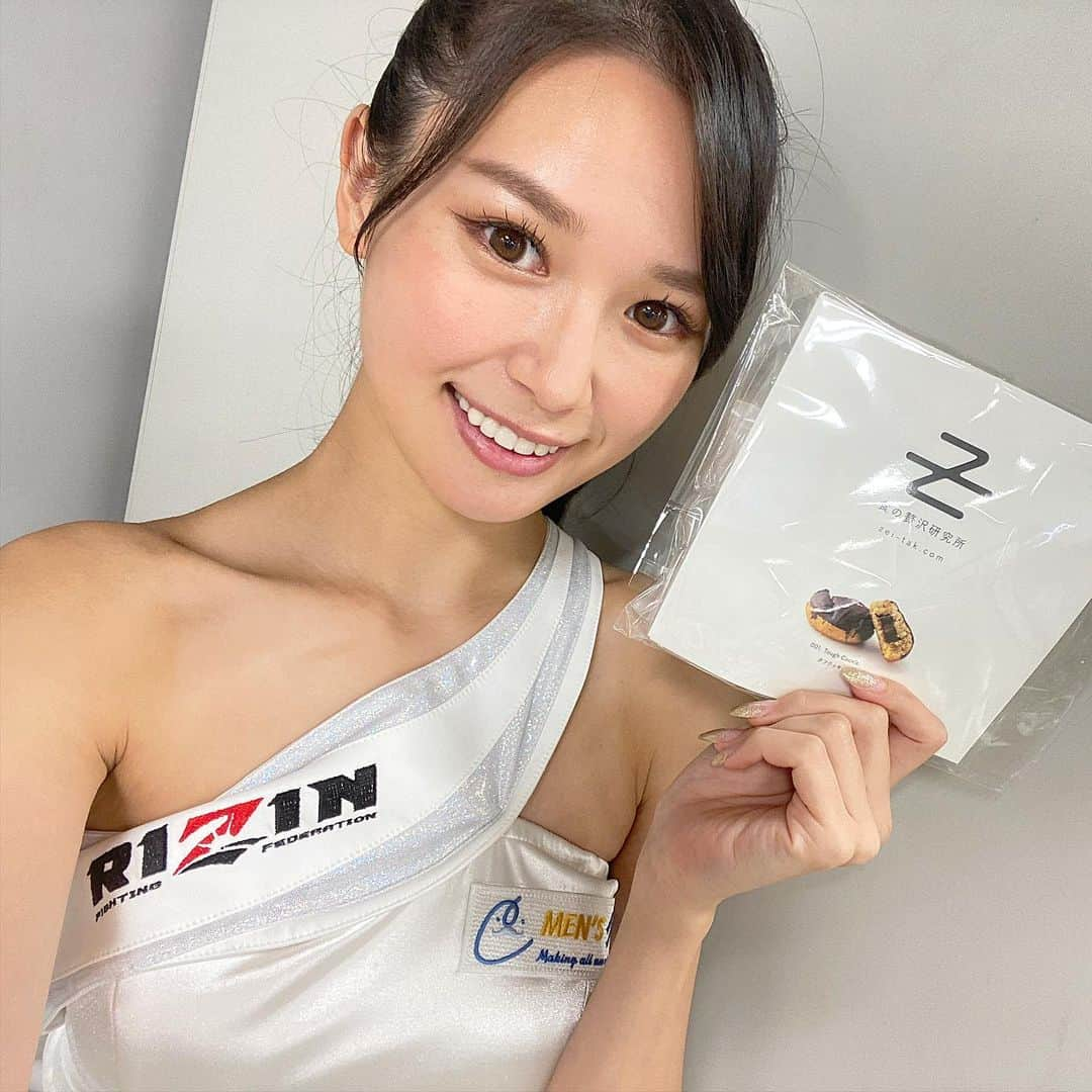 荒井つかささんのインスタグラム写真 - (荒井つかさInstagram)「#COMP さんの低糖質タフクッキー🍪♡♡  低糖質なのに甘いもの食べれるって幸せだね(,,ᴗ ᴗ,,)  ダイエット中の方にもおすすめ。  今RIZINのサイトで300名様へプレゼントキャンペーンも行っているので、 そちらもチェックしてみてね·͜·  https://zei-tak.com  #食の贅沢研究所 #RIZIN #RIZIN30 #RIZINガール #タフクッキー #ダイエット」9月24日 10時12分 - 22tuttu_