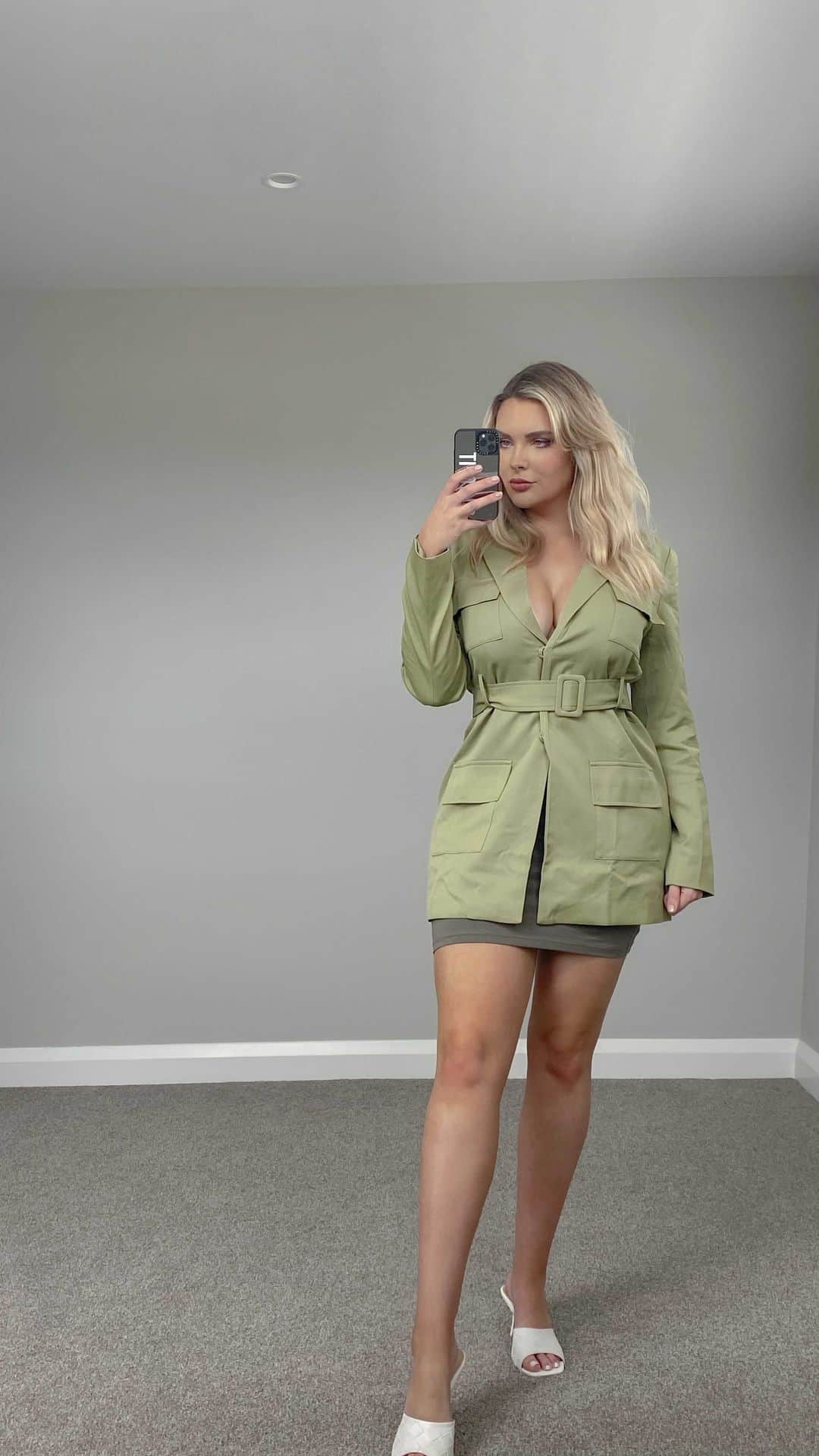 サラ・ハリスのインスタグラム：「We’re so quick to judge, so quick to mention if someone’s lost or put on weight, ask why they’re insecure and scoff at their reasoning for not feeling confident to wear particular clothing or eat a particular food.   Try to be kind. Someone close to you may have had or may still have an eating disorder and a lot of the time you’d have no idea!   It used to take something as small as my ex bf saying “are you sure you should get dessert?” for me to fall straight back into the vicious cycle of bulimia.   If you notice someone you love is suddenly going to the rest room after meals more often or changing their eating habits drastically, please try to be careful with your words and try to be there for them as much as you can. ❤️   #edrecovery #ed #bulimiarecovery #edawareness」
