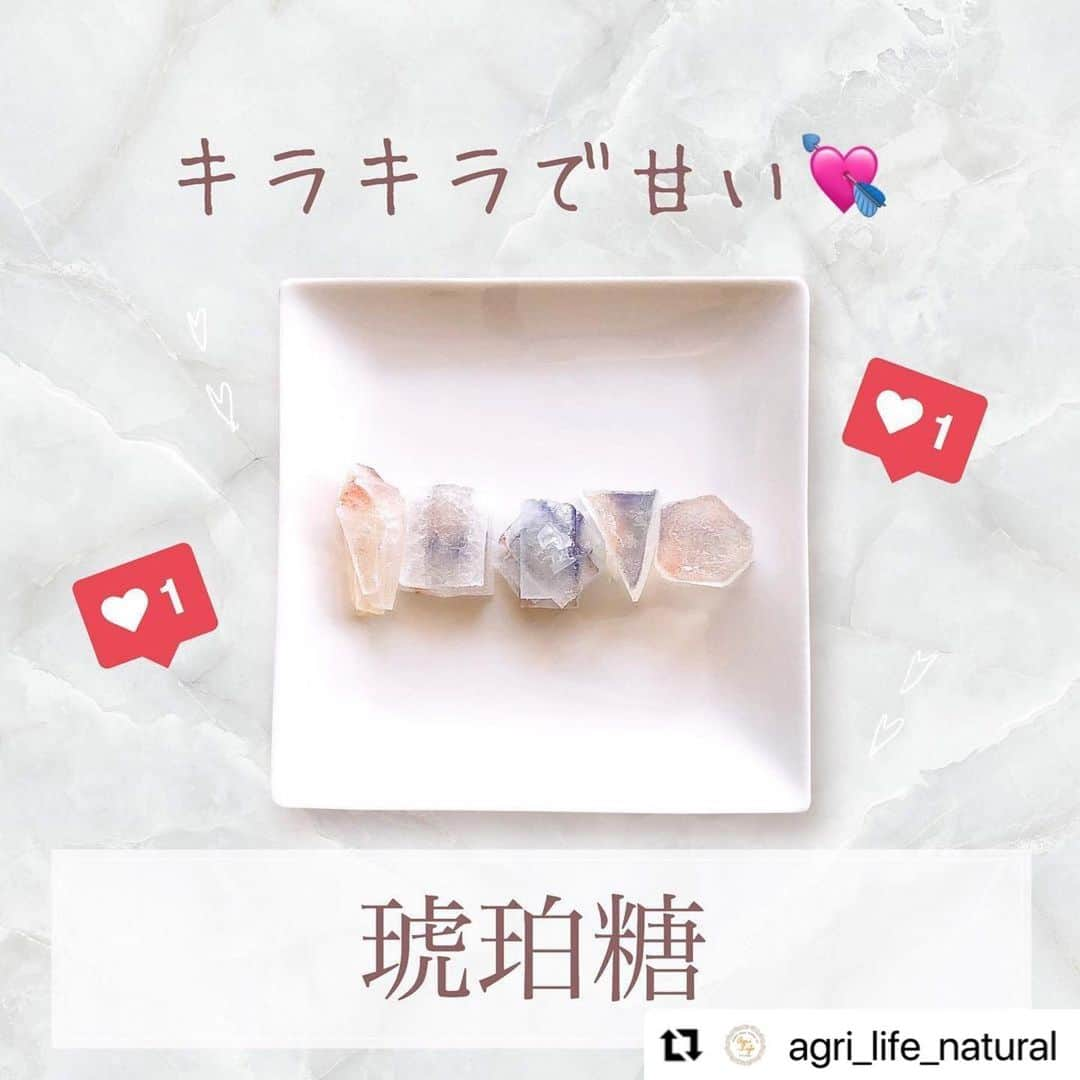 Vegan Organic Colorsさんのインスタグラム写真 - (Vegan Organic ColorsInstagram)「#Repost @agri_life_natural ... Glittering, sweet "amber sugar. . Here's a recipe for amber sugar, a sparkly, sweet treat made with AgriLife food powders! 💎 . [Material Water - 200ml Juice of your choice ... 100ml Agar powder - 8g Granulated sugar - 500g A small amount of butterfly pea powder . [How to make it] 1) Add powdered agar to water and boil until dissolved. (2) Add the granulated sugar and juice and simmer until thickened, about 5 minutes. (3) Coat the tray with oil to make it easier to remove, and pour the oil into the tray while straining the air bubbles through a tea strainer. Dissolve the powder in water and color it with a toothpick. When all the pieces are torn off, let them dry for 4~5 days to complete the process. . . When it was freshly made, it was clear and sparkly and looked like jelly, but after it dried, the surrounding area turned white and crispy, and I enjoyed the texture. I hope you'll give it a try too! . #butterflypea #blue #hibiscus #pink #sweets #powder #natural #AmberSugar #ButterflyPea #Hibiscus #Sweets #Candy #CandyMaking #Glitter #Blue #Pink #JapaneseSweets #AgarAgar #Sweet #Snack #HomeTime #HomeCafe #HomemadeSweet」9月24日 10時52分 - organiccolors