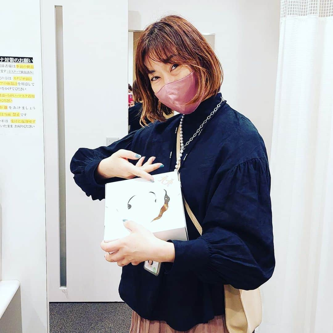 愛華みれさんのインスタグラム写真 - (愛華みれInstagram)「大大大～好き💗  🍋チーズケーキ  いただきまーす❤️  Pさま、わかってらっしゃる、最高✨  いつもいつも、感謝🎵  そして  ポージング完璧😃✌️ 麗しく登場　　　  アハハ✨決まってるね  やったぁ  早速、帰宅すると、  お彼岸のおはぎを持って来てくれた義姉家族が、  みんなで、パクパク🎵でありました。」9月24日 11時01分 - mireaika