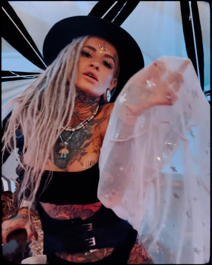 Bantik Boyのインスタグラム：「🐍🍷 #bantikboy」