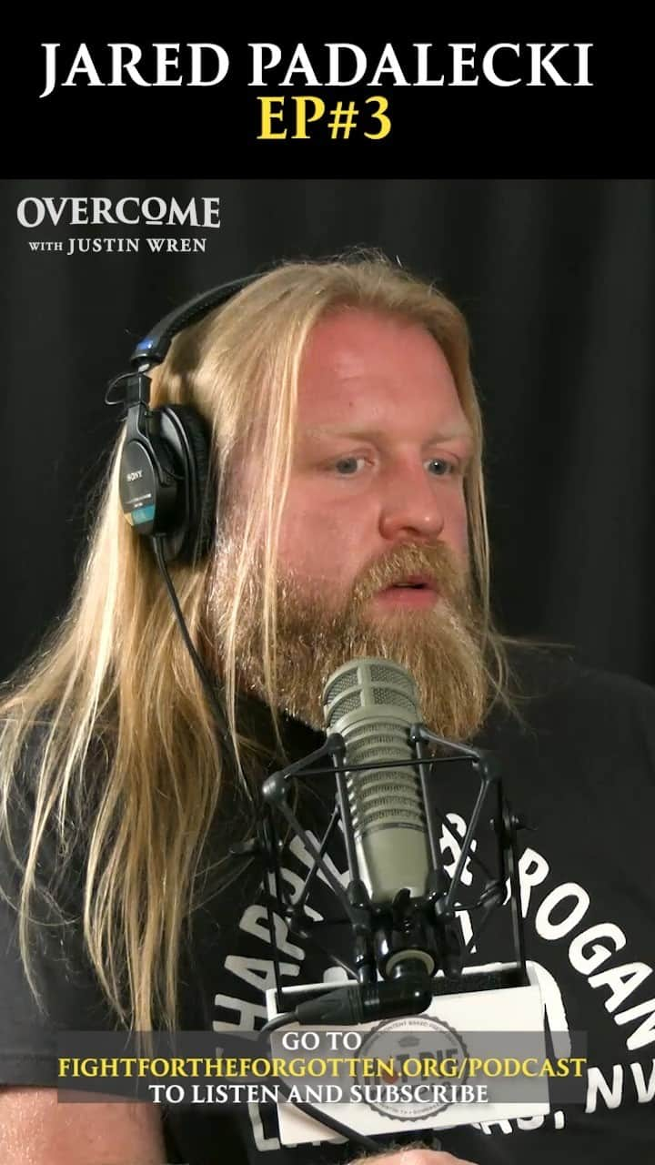 ジャレッド・パダレッキのインスタグラム：「Huge thanks to the one and only @thebigpygmy for having me on his podcast!! We talk social media pressure and exchange hair care tips. You can check out the full interview and subscribe to hear future ones at FightForTheForgotten.org/podcast. #AKF #FightForTheForgotten #DefeatHateWithLove #KnockOutBullying」