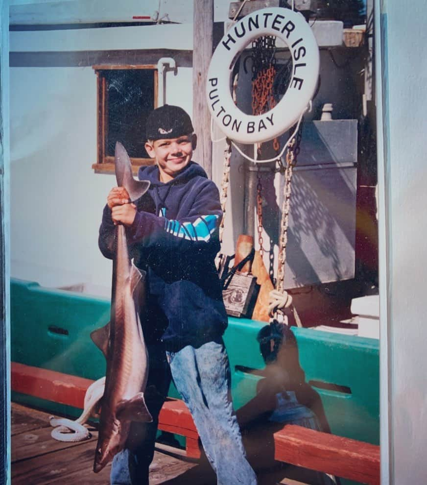 マックス・シエリオットさんのインスタグラム写真 - (マックス・シエリオットInstagram)「“You’re gonna need a bigger boat “ 😜 back when I was just a little grom catchin anything that would bite. And don’t worry Karen … we put these guys back… cause they weren’t good eating 😘 who can name this kinda shark? #fishing #throwbackthursday #tbt」9月24日 3時33分 - maxthieriot