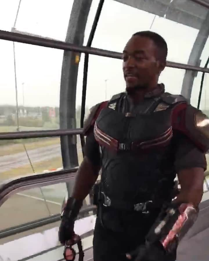 セバスチャン・スタンのインスタグラム：「HAPPY BIRTHDAY to my brother from another mother!!! Love you to the moon and back. Keep on flying CAP !!! #thegreatest #onyourleft @anthonymackie」