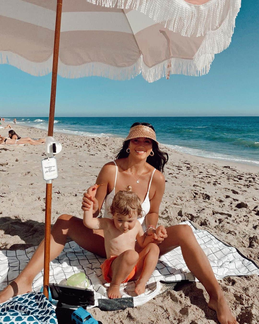 Bianca Cheah Chalmersのインスタグラム：「I know I’ve been distant on social media, but there’s a reason. I wanted to let you all know that we are still here happier than ever 🥰, I’ve just chosen to be fully present with my little Oliver while he gets the support and early intervention therapy he needs for his speech and big emotions. He has qualified for speech pathology twice per week which I’m so grateful for. But there’s something I did want to say…  Intuition is right — as a mum, we ALWAYS know. If you are feeling something, there's no harm in following what that may be. This year, 2 to 3 is the most important for him. Over the past month all I’ve been doing is researching ways to be a better mama for Oliver through this. Even though he might have a logical way of thinking compared to other toddlers, express his big emotions in different ways, pull apart his pretend sink to work out how the water recycles through, or line up all his toys, he’s nothing but incredible to me.  He is part of me and my soul mate and I’ll do anything I can to help him so he can thrive in the world of today. Being on the spectrum may be a disorder to others, but to me he has special gift, a way of being that combines good and honesty into one. He is perfect to me 🥰」