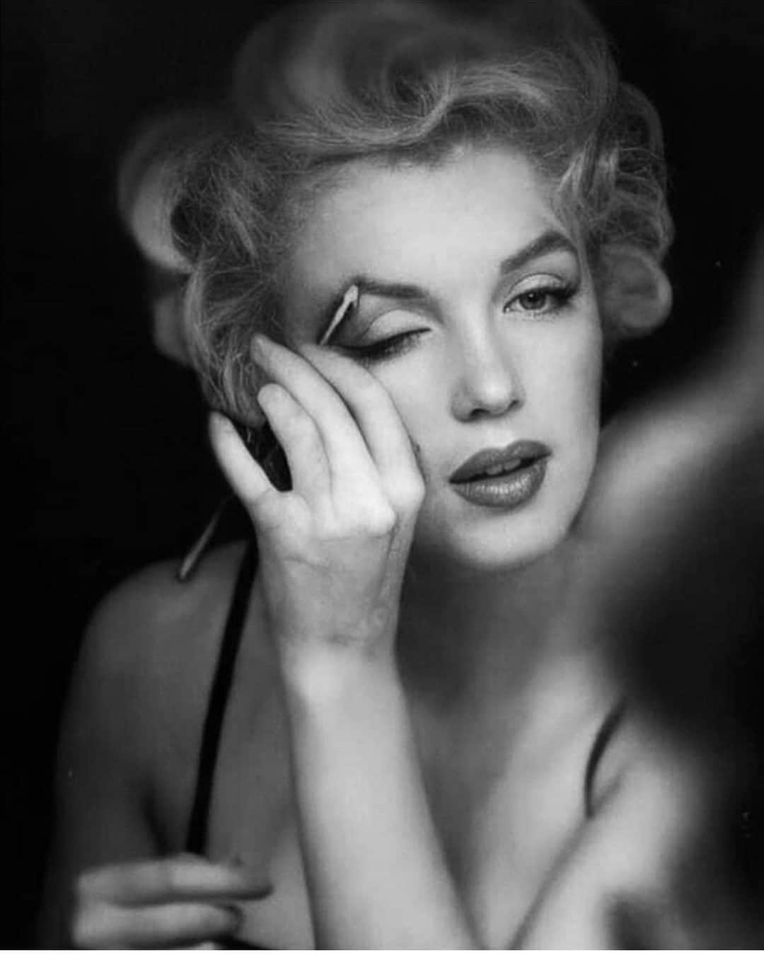 マリリン・モンローのインスタグラム：「Perfection 🖤」