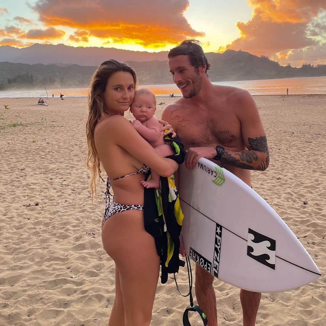 アラナ・ブランチャードのインスタグラム：「6 weeks with this sweet little soul. Koda you are a dream. This postpartum journey has has a lot of ups and downs. It’s such a beautiful yet challenging time. So thankful for Jack being there every step of the way and calling me beautiful everyday even though I might not feel that way in the moment. also so thankful for Banks even though he can be crazy at times he’s becoming such a amazing big brother💙 he would of been in this photo but he’s was way to busy playing😊」
