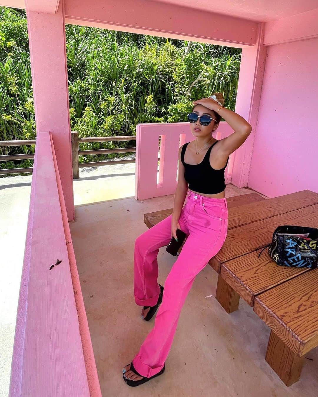 鈴木愛美さんのインスタグラム写真 - (鈴木愛美Instagram)「💓🌺💓🌺💓🌺💓🌺💓 . coordinate♡✴︎° . tops / pants : @zara sandal : @aila_beach bag : @balenciaga sunglasses : @_pinky_shake_ 【2枚目にタグ付け有り♡】 . . . #pinkfashion #pinkcode  #fashion #ootd #code #👠 #fashionista #fashiongram #ootdfashion #manyacode」9月24日 5時29分 - x.manya.x