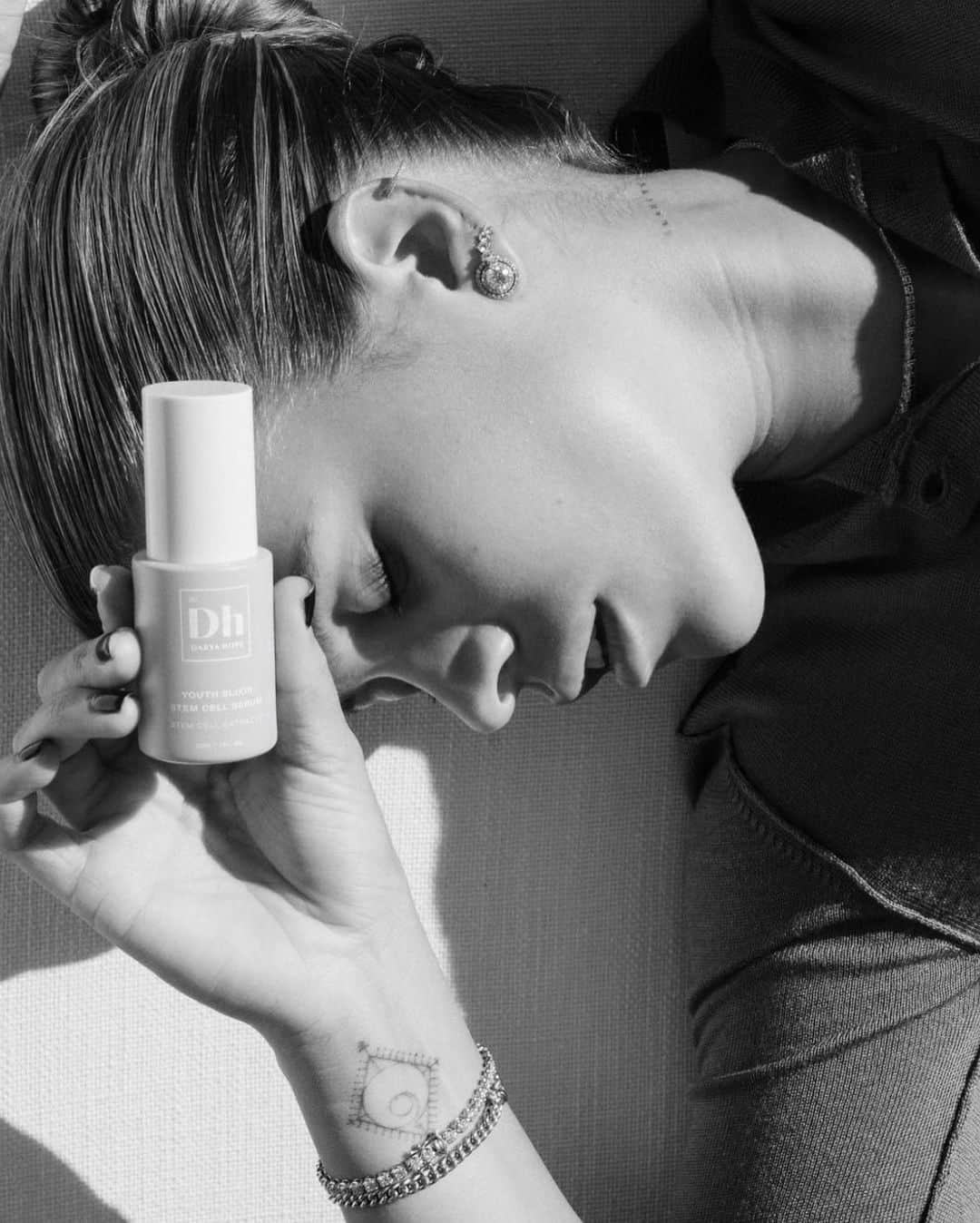 ソフィア・リッチーのインスタグラム：「Skincare for me has always been about keeping it minimal and easy, so adding something new in is a big deal for me — @daryahope is brand I've added into my line up that focuses on using clean ingredients and sustainable packaging. Getting great skin without any harm to the ocean at all.  🌎 🖤」