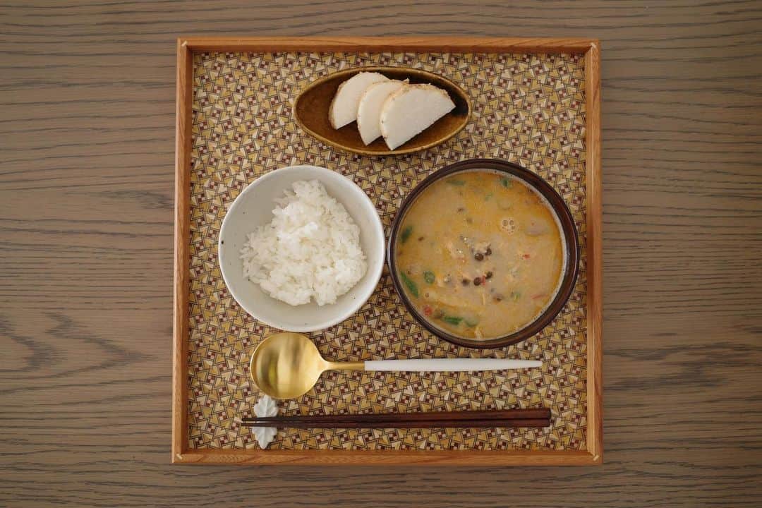 高垣麗子さんのインスタグラム写真 - (高垣麗子Instagram)「* 朝ごはん  @atsushi_416 の冷凍スープ「焼き鮭とレンズ豆のスパイシー味噌豆乳スープ」  白米  長いものぬか漬け  あっちゃんが新たにプロデュースをした冷凍スープがね、冷凍で常備しておけると思えないほどコクがあって旨みがすごくて...✨ あまりにも美味しいから朝からごめんね、と思いつつLINEしちゃった🙏🏻🤍  一枚目の写真では伝わりにくいかもしれないけど、二枚目をご覧ください‼︎ こんなにも具沢山なの‼︎✨  高タンパク、低糖質、食物繊維が豊富で、スーパーフードもたっぷり✨ お水にまでこだわっていて、美肌に欠かせないケイ素が豊富なシリカ水を使用しているんだって😍  焼き鮭、桜海老、レンズ豆、インゲン、牛蒡、かぼちゃの種など...嬉しいほど具沢山✨ 豆乳のまろやかさと味噌や具材のコク、豆板醤のスパイシーさが抜群のバランスで...  幸せな朝です☺️  p.s あっちゃんのスープにご興味のある方は　@atsushi_416 のプロフィールからご覧くださいね‼︎ サイドメニューとしてのスープではなく、メインとなる栄養価の高いスープです✨  * #朝ごはん #発酵食品 #atsushisoup  #atsushikitchen #atsushi魔法のごちそうdietsoup」9月24日 7時54分 - reikotakagaki