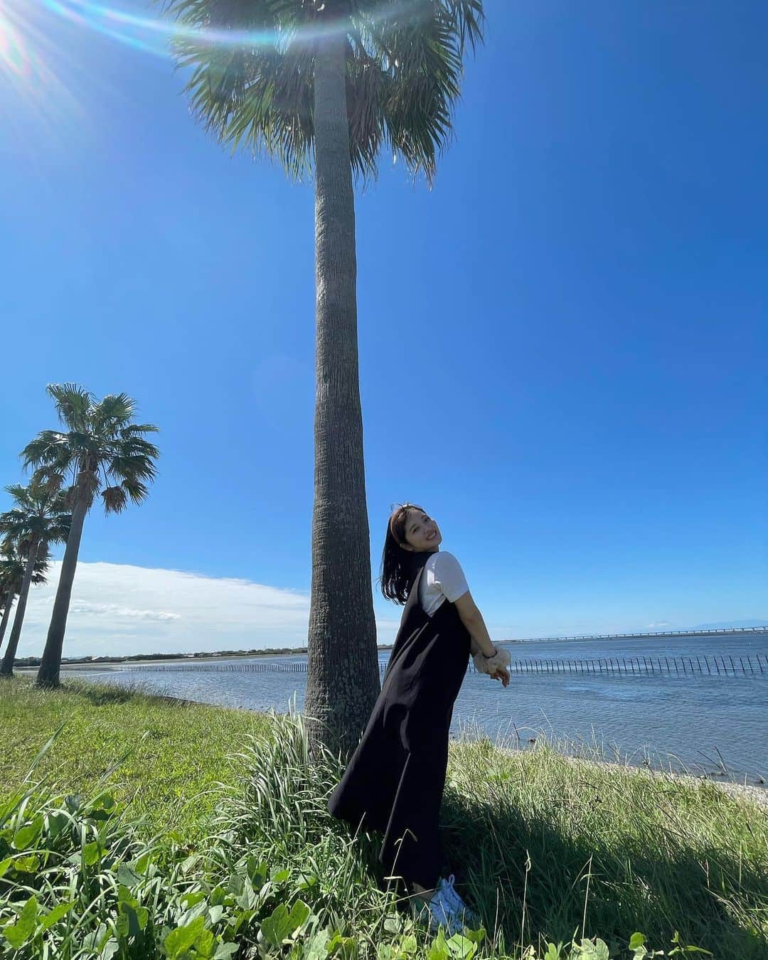 北村真姫さんのインスタグラム写真 - (北村真姫Instagram)「・ ・ ・ 千葉のインスタ映え🌴🌴🌴 海が目の前一面に〜〜 私が好きな海ほたるも見えるし 凄いいいところやったよ！😁✨  ポーズ意味わからん(笑) ・ ・ ・ #千葉 #千葉フォルニア #千葉観光 #千葉旅行 #千葉カメラ部 #インスタ映えスポット #インスタ映え #まきてぃ #北村真姫」9月24日 8時27分 - kitamura__maki