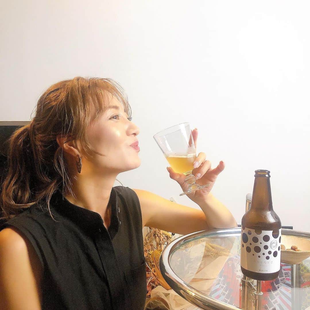 新山千春さんのインスタグラム写真 - (新山千春Instagram)「お家時間を楽しんでほしい✨と  ギフトでいただいた 新感覚の ラグジュアリービール！！  ROCOCO TokyoWHITE  カクテルみたいに フルーティーで喉ごしが なめらかで上品な 新感覚のビールに出会えた！  特別な日にまた 飲みたいな✨  お酒好きの方への ギフトにもオススメ🌹  #ラグジュアリービール #ギフト #ギフトセット #ROCOCO #rococotokyowhite  #新山千春」9月24日 9時05分 - chiharuuu_0114