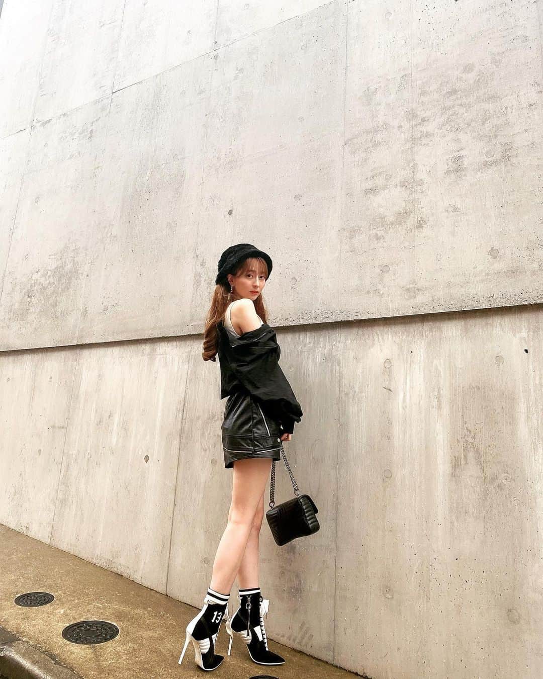 堀尾実咲のインスタグラム：「goodmorning🤍🖤  hat ▷ @moussyofficial  outer ▷ @zara  tops ▷ @gydajp  skirt ▷ @darich_official  shoes ▷ @puma   #fashion #cordinate #monotonecode #monotone #sportyfashion #moussy #zara #gyda #darich #puma #fentyxpuma #fentypuma #autumnfashion #themass #モノトーンコーデ #スポーティーコーデ  #スポーティーファッション #マウジー #ザラ #ジェイダ #ダーリッチ #プーマ #秋服コーデ #秋服 #バケハコーデ」