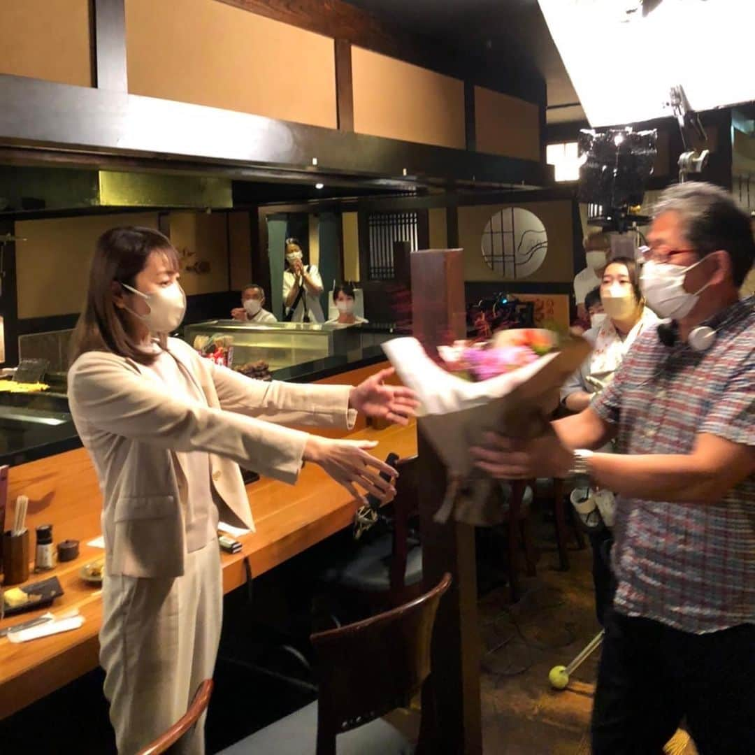 矢田亜希子さんのインスタグラム写真 - (矢田亜希子Instagram)「今日は一つの作品がオールアップしました‼︎ #ドラマ#クランクアップ#情報解禁はもうまもなく#お花嬉しい#sns用写真にも#照明さんがしっかり照明あててくれました#やはりプロの技#みんな仲良しチーム」9月24日 20時34分 - akiko_yada