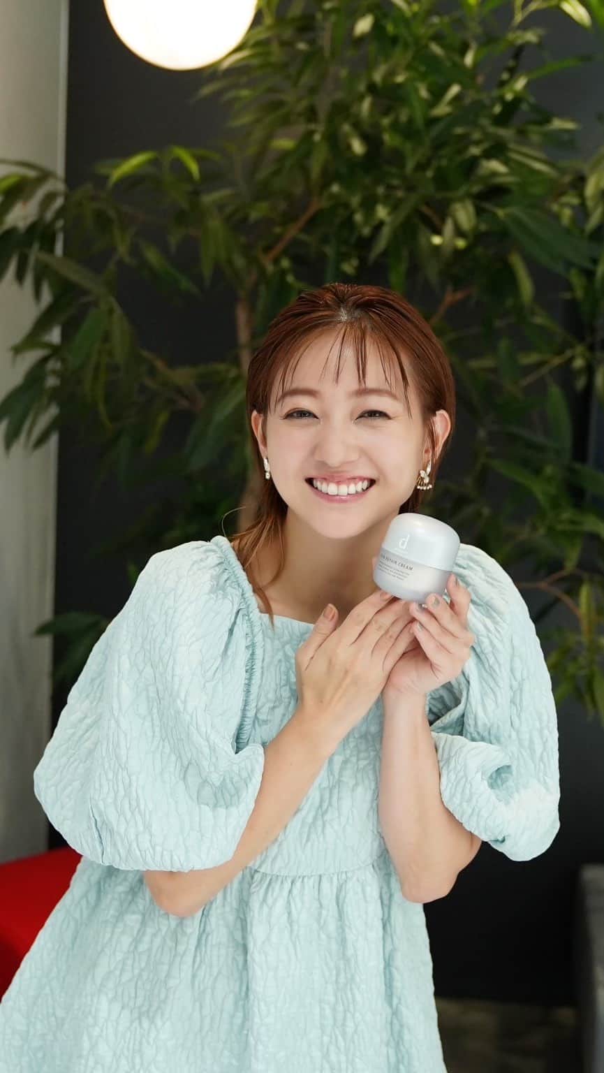 伊藤千晃のインスタグラム：「季節の変わり目やマスクが欠かせない今は肌も敏感で荒れやすく肌ケアで悩むことも多いよね💦 そんなときに肌あれ予防ケアできて大活躍のｄ プログラム スキンリペアクリーム(医薬部外品)についてLIVE配信でたくさんお話ししたよ😆  IGTVに配信内容をアーカイブしてるから是非見てね✌️  ※すべて使用感の感想となります。  @dprogram_ofc #スキンケア #敏感肌 #肌荒れ #早めのリペアクリーム #skincare #dprogram #dプログラム #Sponsored」