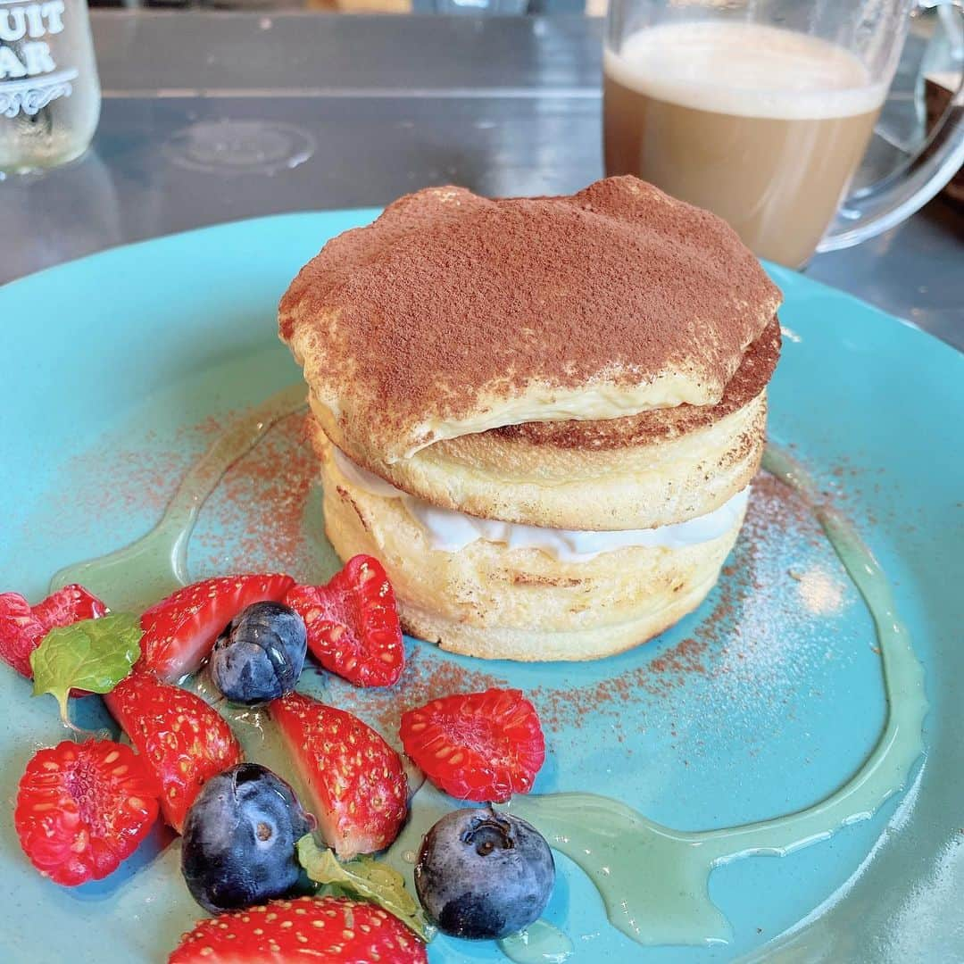 里見咲紀さんのインスタグラム写真 - (里見咲紀Instagram)「【ランチ＋パンケーキ】  自家製パンが焼き上がる度に運ばれてくる パンビュッフェ付のランチコース🍽 抹茶のホワイトチョコレートパンが1番美味しかった🍵💕  ①外観 ②サラダ＋スープ＋チキンと季節野菜のスキレット ＋グレープフルーツジュース＋パン（¥1880） ③パン ④パン ⑤パン ⑥ティラミスパンケーキ（¥1280） ＋フレーバーラテヘーゼルナッツ（¥650）  #コーラルキッチンアットガーデン#パン食べ放題#パンケーキ#大阪グルメ#大阪カフェ#高槻グルメ#高槻カフェ#カフェ巡り」9月24日 20時31分 - satomi_saki