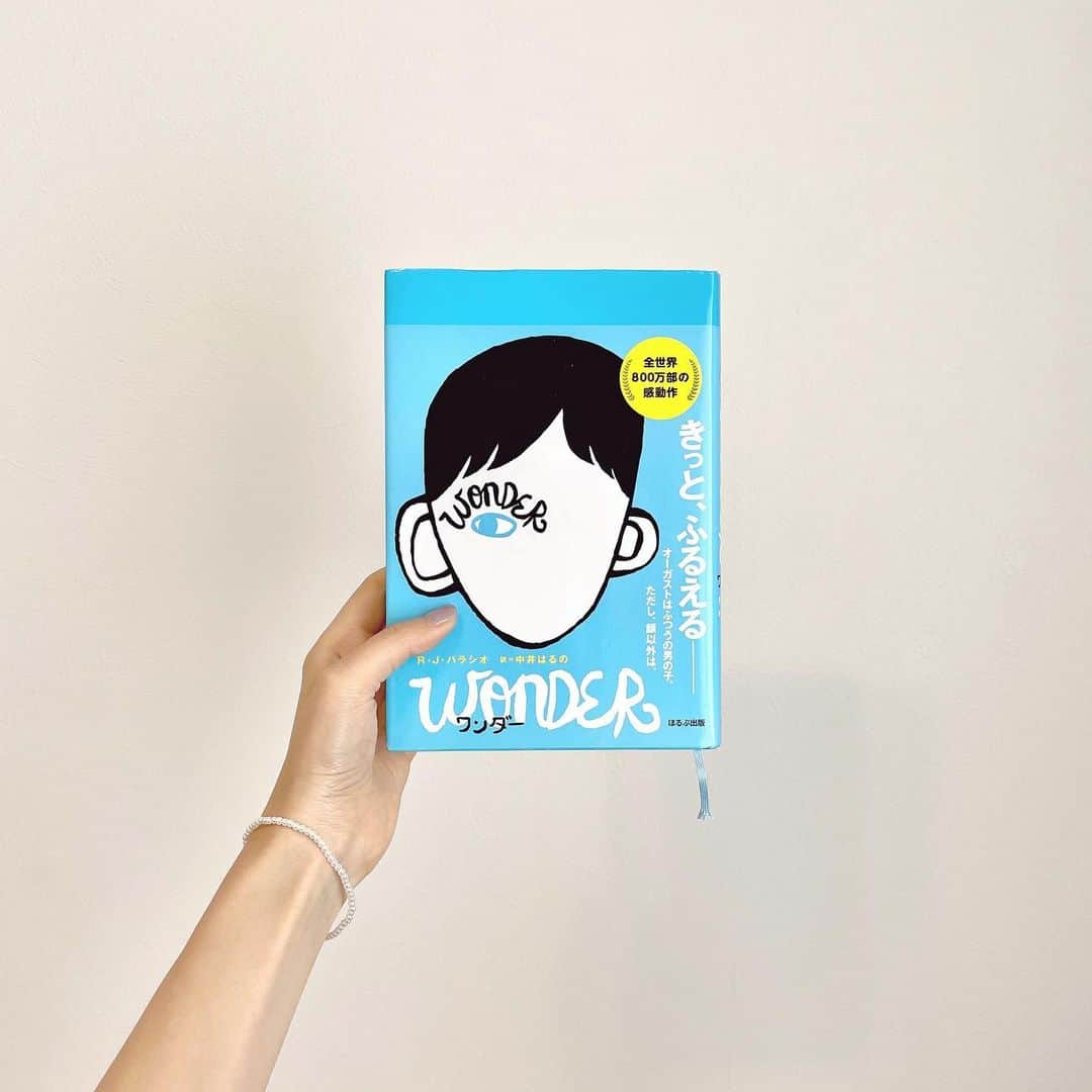 大野いとのインスタグラム：「お気に入りの一冊。📚  子どもたちの視点から書かれた「ワンダー」。 ひとりの男の子を通して それぞれの、いろんな思いが溢れていて とっても好きな一冊。😌 映画でよく知られているけど、 原作、とてもおすすめです☘️ #ワンダーwonder  #ワンダー君は太陽」
