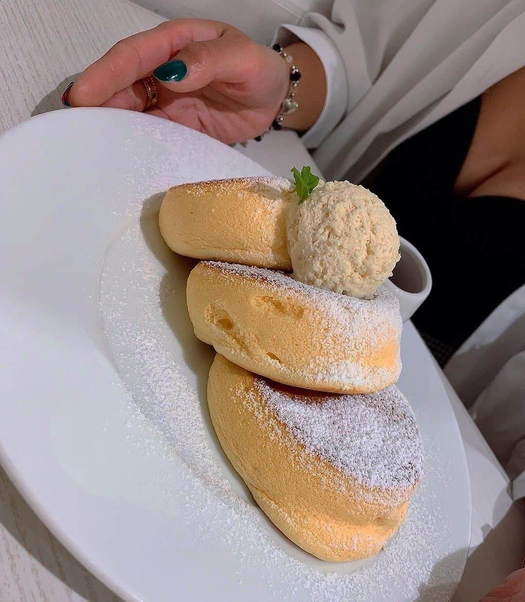 ちひろさんのインスタグラム写真 - (ちひろInstagram)「.  市内にお買い物いくとパンケーキ🥞の誘惑にまけていつも食べてしまう💓  ふわっふわでおいしくてご飯の後でもペロリなんだよね😘ヾ  甘いもの好きすぎて困る🧏‍♀️❤️‍🔥  オススメのsweets教えて欲しいなん🧏‍♀️  今はセブンの生チョコ？みたいなアイス食べたいんだよね‪🍦‬  #sweets #パンケーキ #幸せのパンケーキ #甘党 #スイーツ #スイーツ女子 #ファッション #コーデ #ファッションコーデ #ゆるふわヘアアレンジ #メイク #雰囲気」9月24日 19時41分 - chihiro_grm