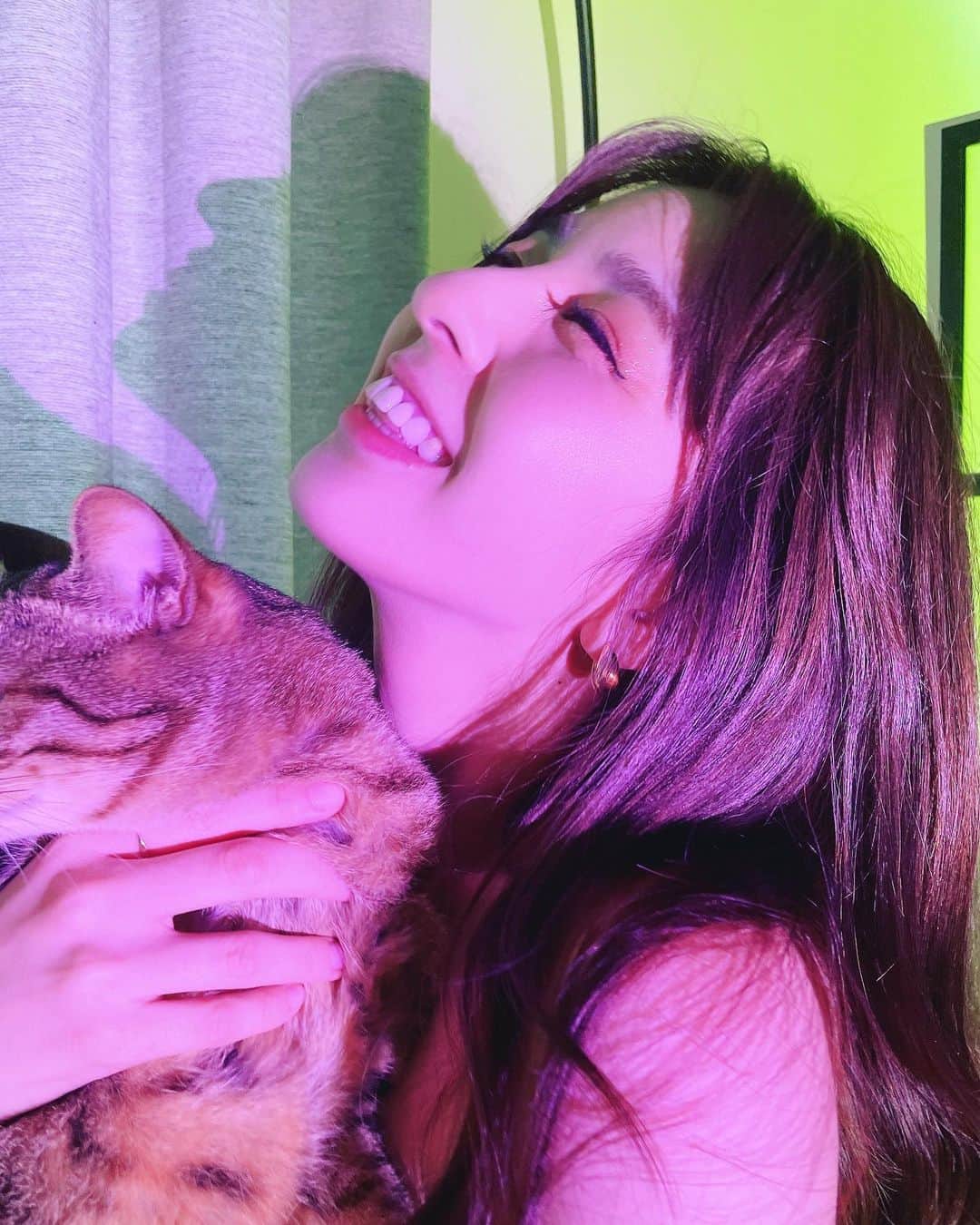 柳ゆり菜さんのインスタグラム写真 - (柳ゆり菜Instagram)「終始嫌そうなティンガ🐈と 幸せそうな私です。  皆のペット自慢とか聞きたいなぁ そして、私もさせて欲しい。(笑)  #猫がいる生活」9月24日 19時36分 - yurinayanagi__