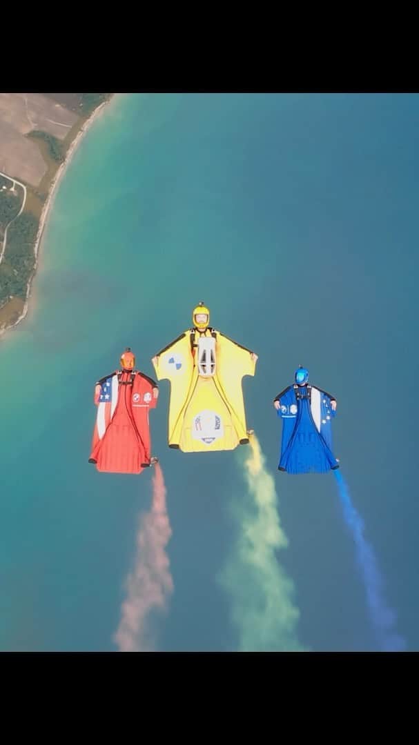 ヘンリク・ステンソンのインスタグラム：「How do you like my entrance to the Ryder Cup Opening Ceremony? (I’m the guy in the blue wingsuit.) #TheUltimateJourney #RyderCup #TeamEurope #BMWGolfsport @bmw_golfsport @rydercupteameurope」