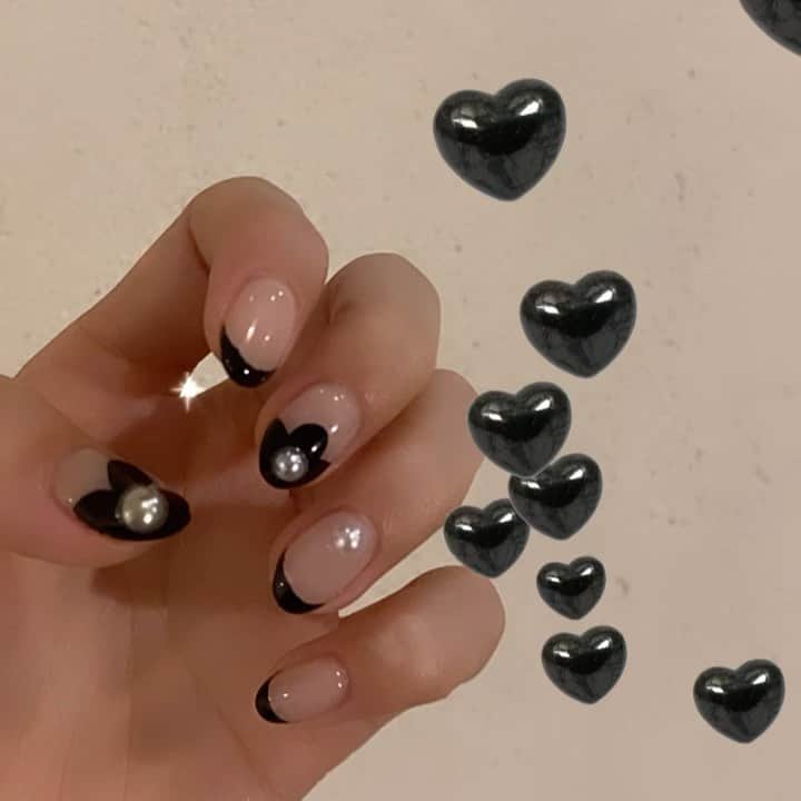 ユリナのインスタグラム：「new nail💅🏻🖤 お花のフレンチ鬼可愛い、、 @a.l.u.m_rin さん毎回可愛いネイルありがとうございます☺︎ 爪育成させます＾＾ #ネイル」