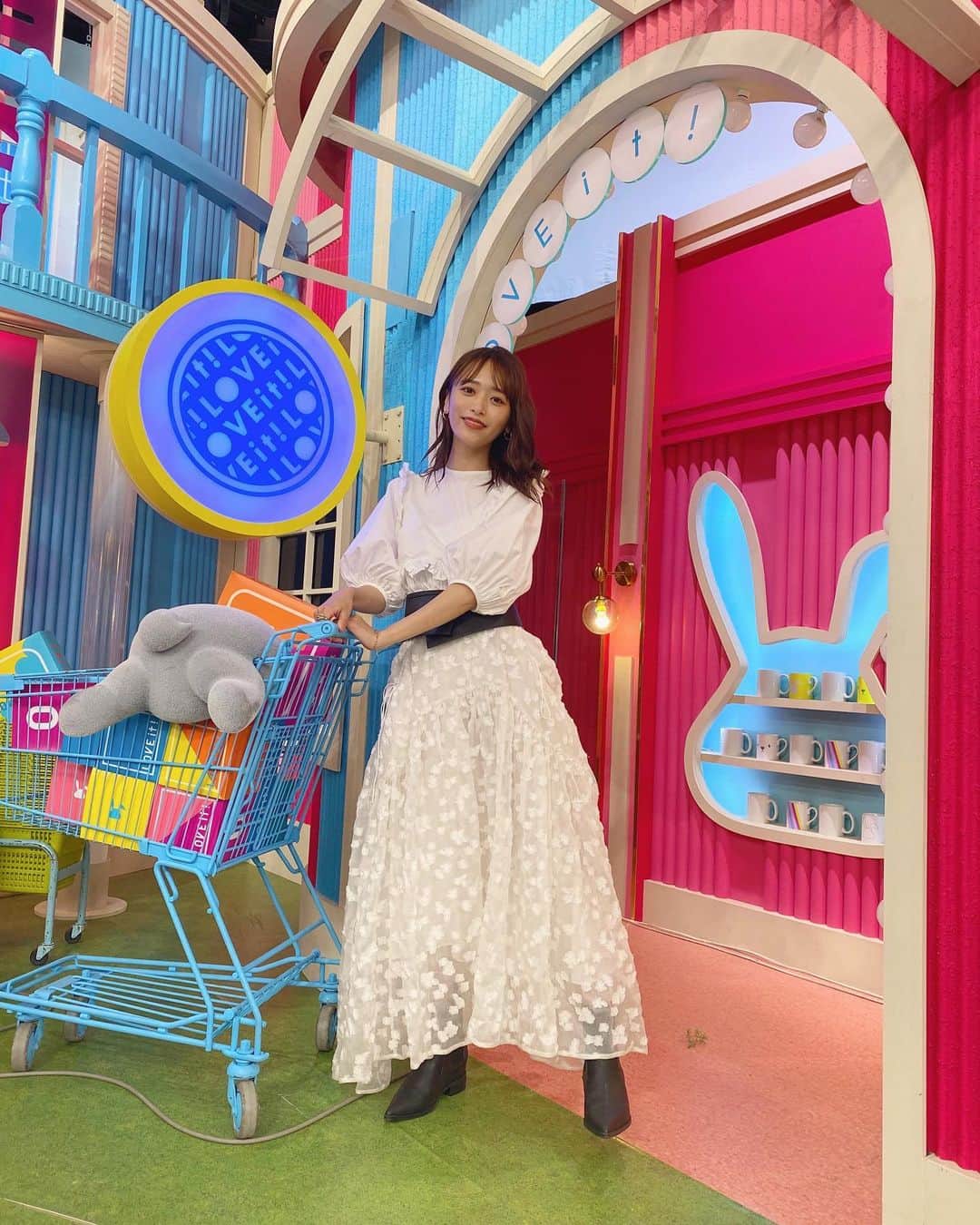 近藤千尋のインスタグラム：「金曜日といえばラヴィット🐰❤️ 今週もバタバタと終わり また週末。。はやい。。笑🙄 世の中の一週間頑張った皆さん！ 自分にご褒美をあげましょう🙄❤️  今日は広告撮影で 帰りにお花を頂きました💐💐 大好きな黄色のお花 ありがとうございました😊❗️  衣装も私服も真っ白けっけ🤍🤍🤍  ウェア  @farfetchjapan @ceciliebahnsen  アクセサリー @lamie_lamie  シューズ @yelloshoes_official」
