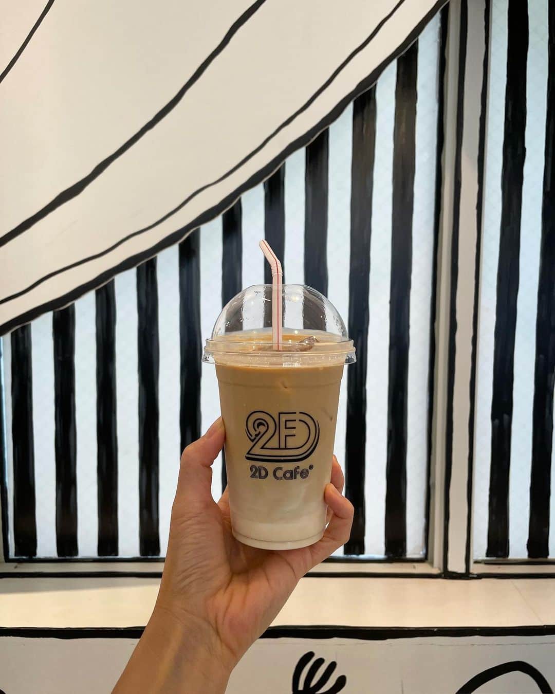 のインスタグラム：「🥤🥓🇰🇷  @2dcafe_shinokubo のアイスカフェラテ飲みたい。  くるむのサムギョプサル食べたい。  韓流グッズ買いたい。  韓国コスメ買いたい。  よって…  新大久保早く行きたい。  #新大久保 #くるむ新大久保 #くるむ #2dcafe #くるむサンパ店」