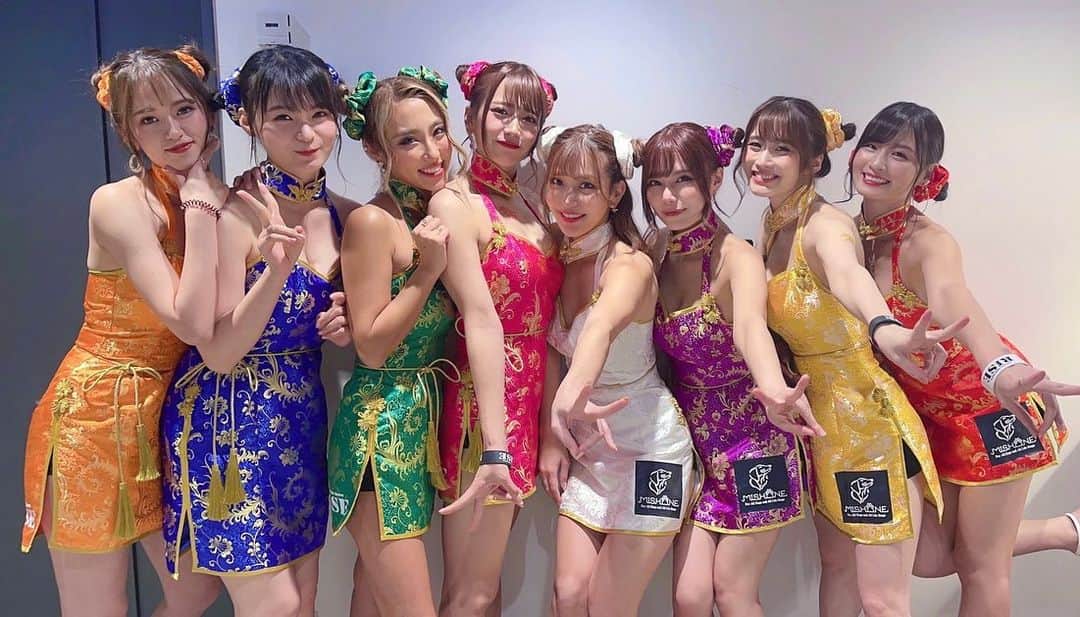 のインスタグラム：「. . 全員🧡💙💚💗🤍💜💛❤️ . . #ラウンドガール#チャイナ#チャイナドレス#コスプレ#お団子#格闘技#RISE#キックボクシング #roundgirl#chinadress#mishone」
