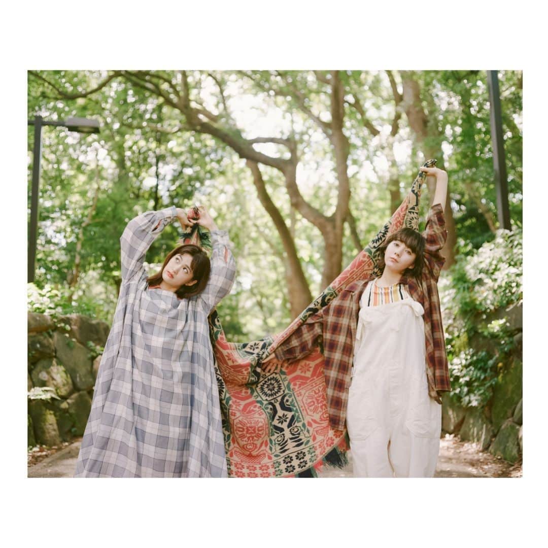 ルミネ公式のインスタグラム：「. Retreat myself 明日も元気に、いきてこう。  心をゆるめて、秋へ。  Model @sakurako_kns & @_lisabayne Creative direction & Art direction @kana_tkym Photo @kisshomaru Hair & Make up @chikasuzuki1 Styling @leeyasuka   #retreatmyself #retreat #retreatment #小西桜子 #ベイン理紗 #lumine #ルミネ  #エシカルファッション #サスティナブルファッション #カジュアルファッション  #秋服コーデ #ヴィンテージファッション #2021aw」
